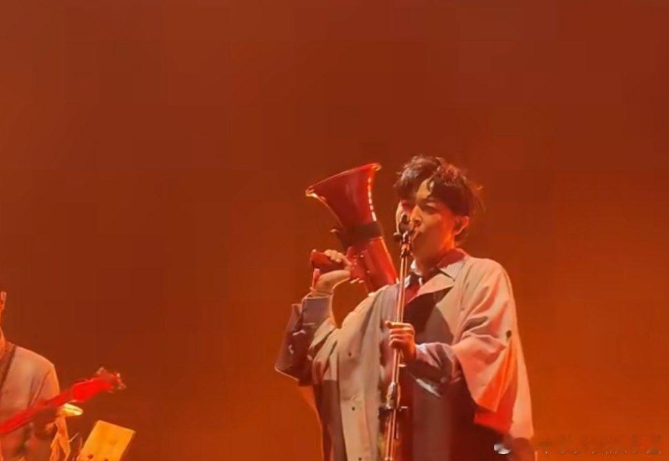 还是吴青峰最会玩啊，这大喇叭都扛演唱会上了 ​​​