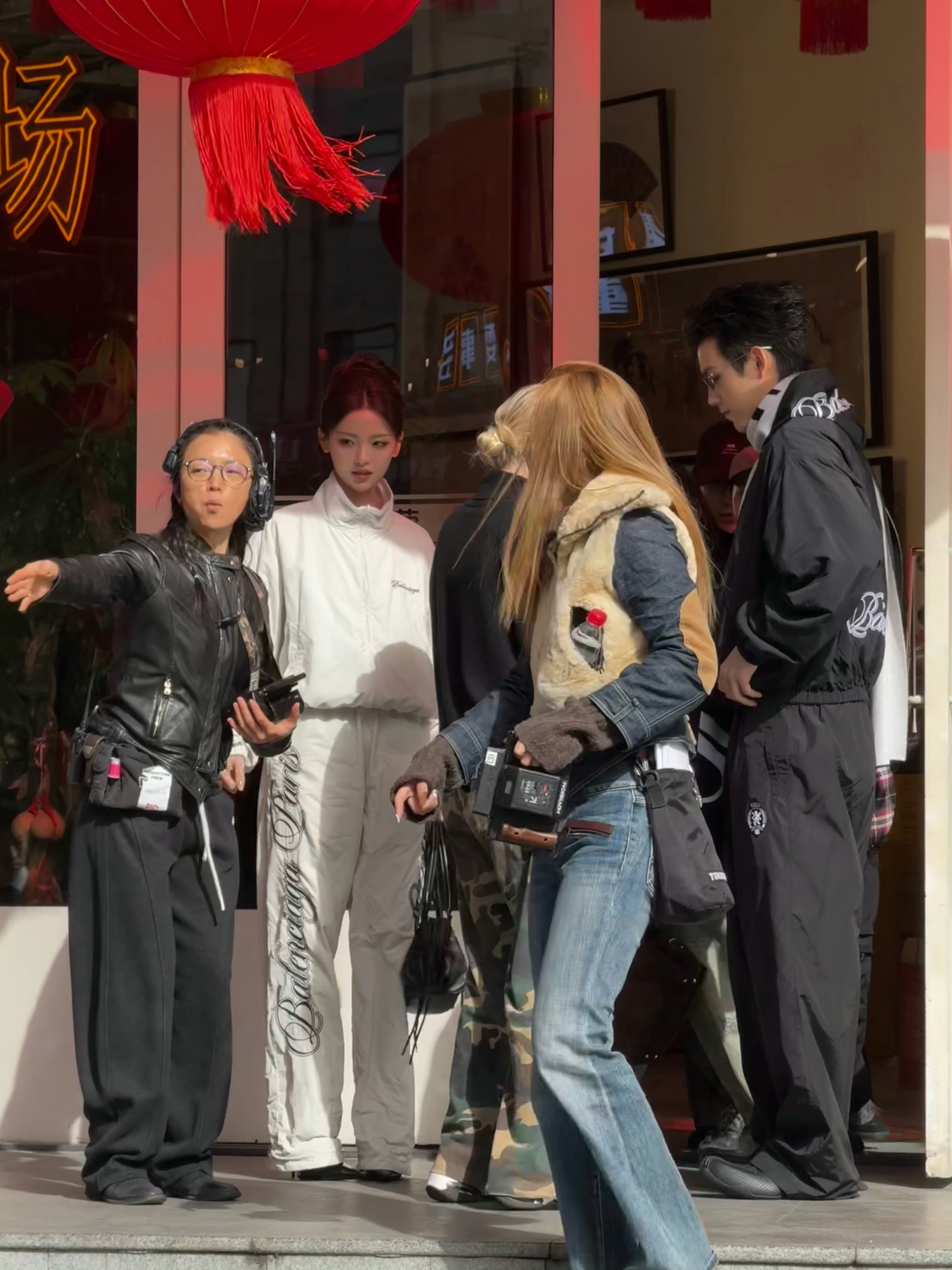 杨超越偶遇图 一身白真的好俊 live图里完全像个行走的bjd….cr.小羊托儿