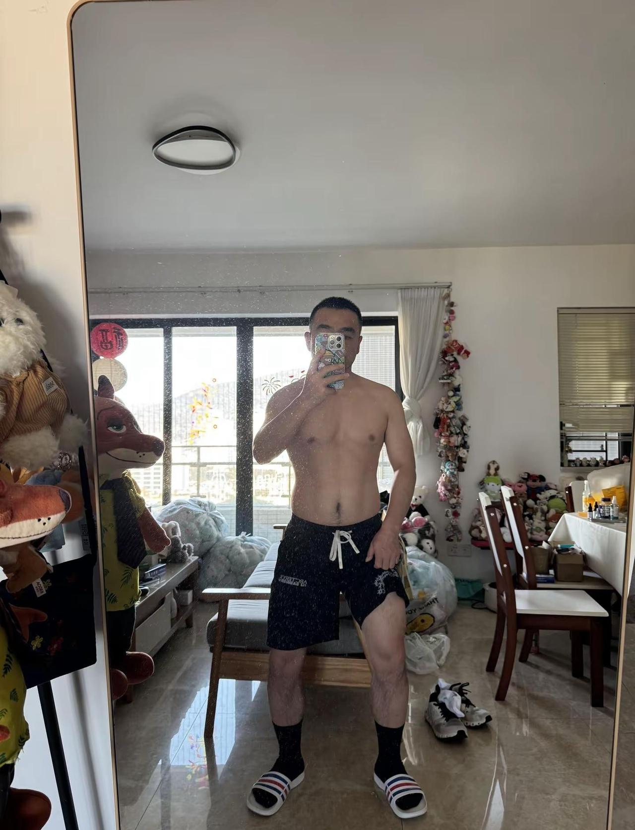 太热了，来个后羿射日。这几天的大太阳任你再冰冷的心都能给你融化居家肌肉随拍 男生