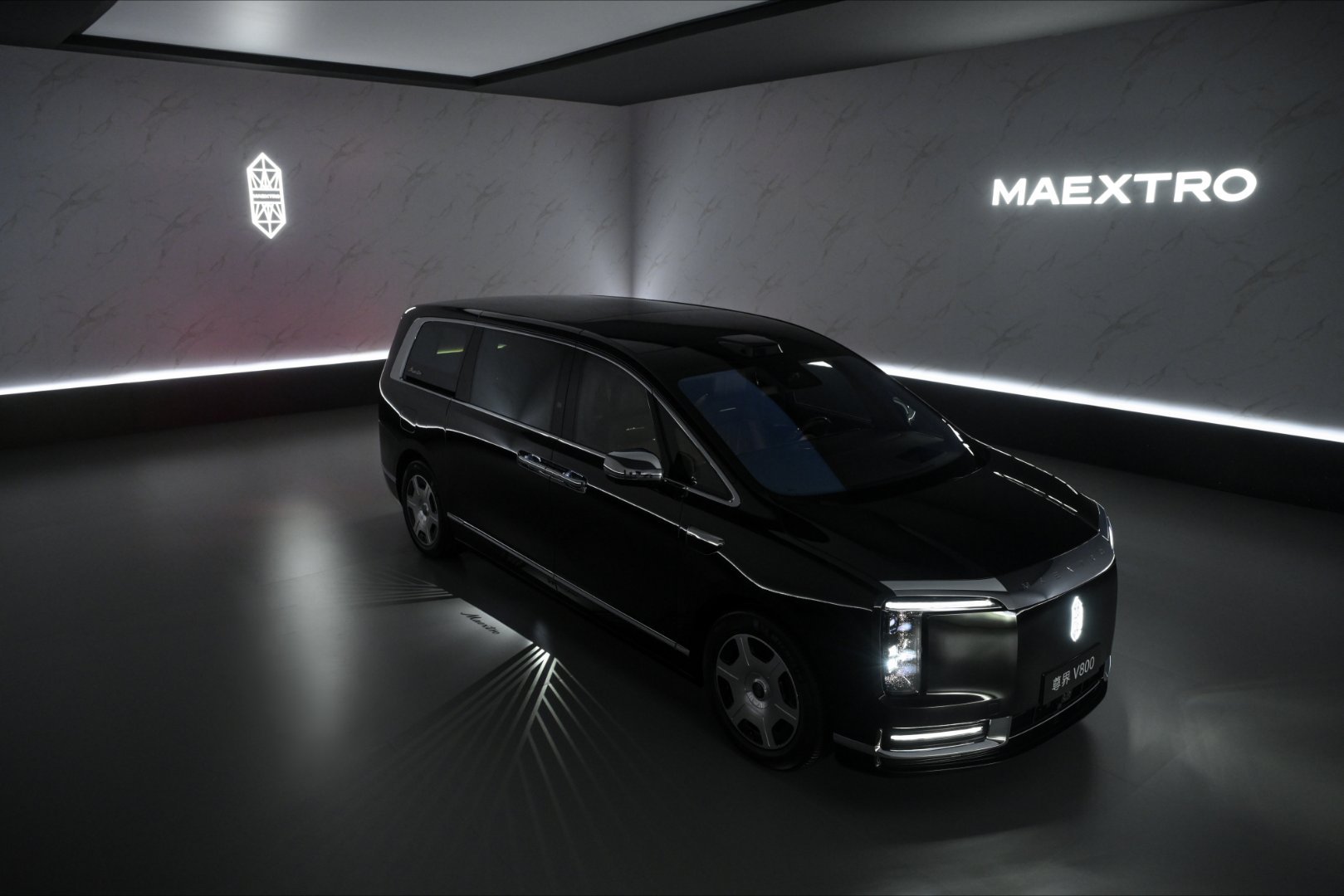 尊界V800售价76.6万起国产高端MPV来了，尊界V800有着宽敞多变的车内空