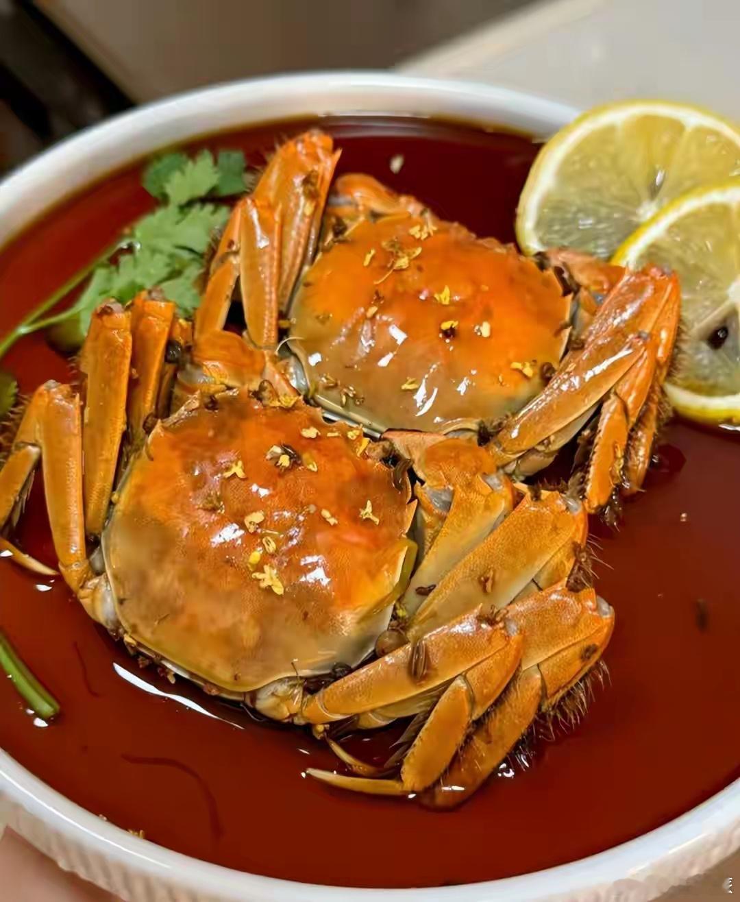 泸州味道 【花雕酒蒸大闸蟹】中秋的餐桌，大闸蟹的C位是没人能抢的。“西风响，蟹脚