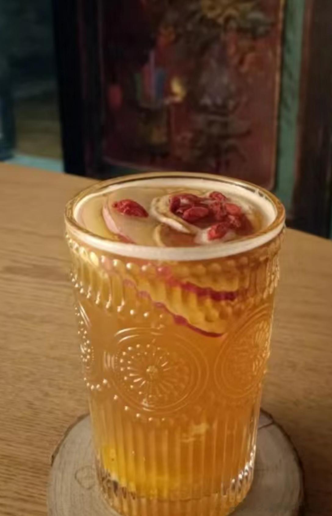 年轻人迷上中药餐饮是养生焦虑吗 啤酒杯里泡枸杞，越来越多年轻人迷上中药餐饮。根据