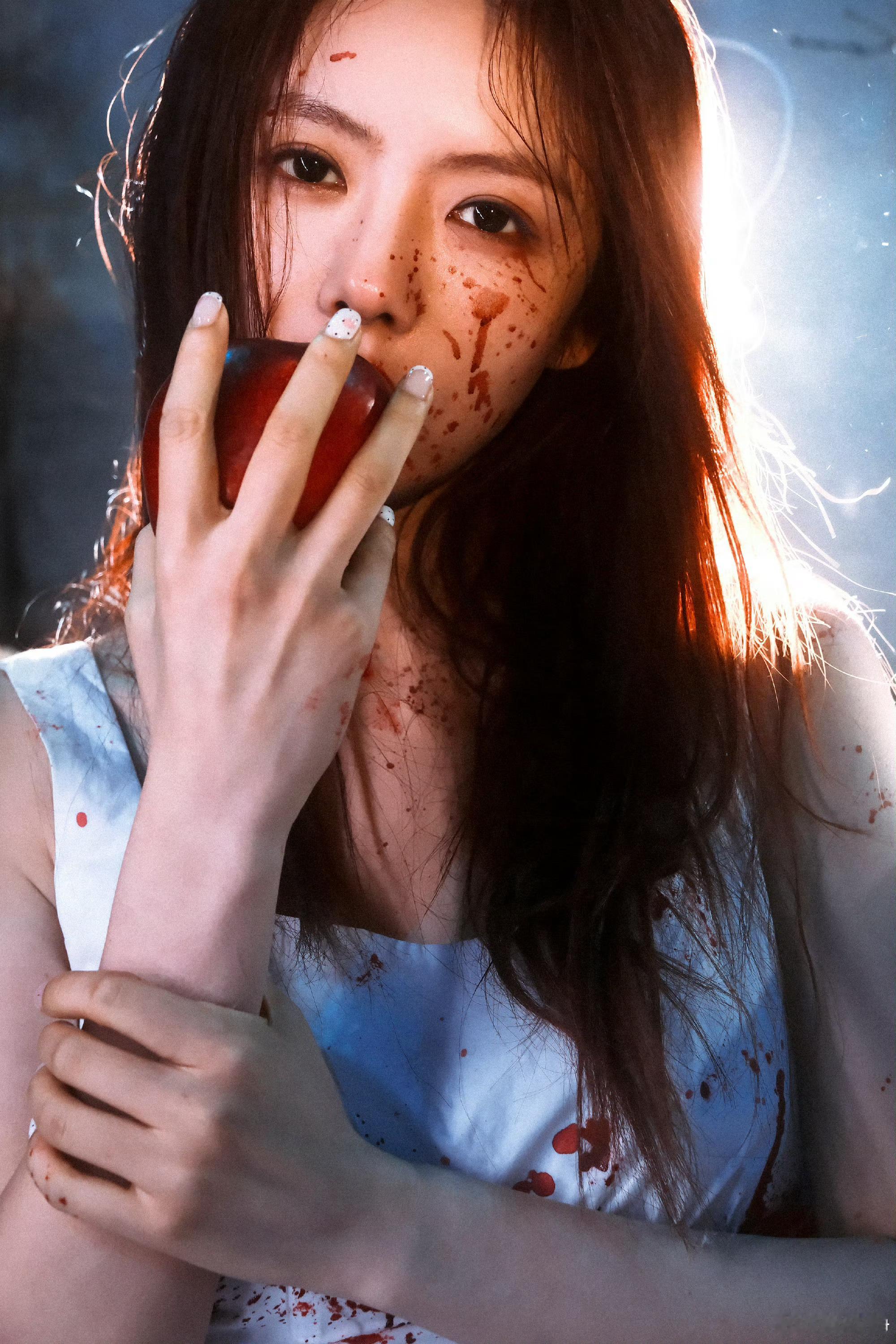 蔡文静疯批恶女感白裙染血，眼神带刀。这组写真简直是从无限流里走出来的疯批BOSS