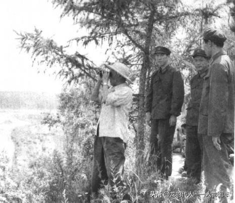 一九七九年八月，陈再道在中苏边境吴八老岛视察。