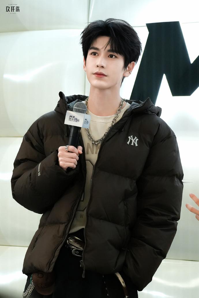 张凌赫热力开场，共叙冬日的生动与张力，谁懂今天穿着羽绒服满分清爽男大感的凌赫的魅