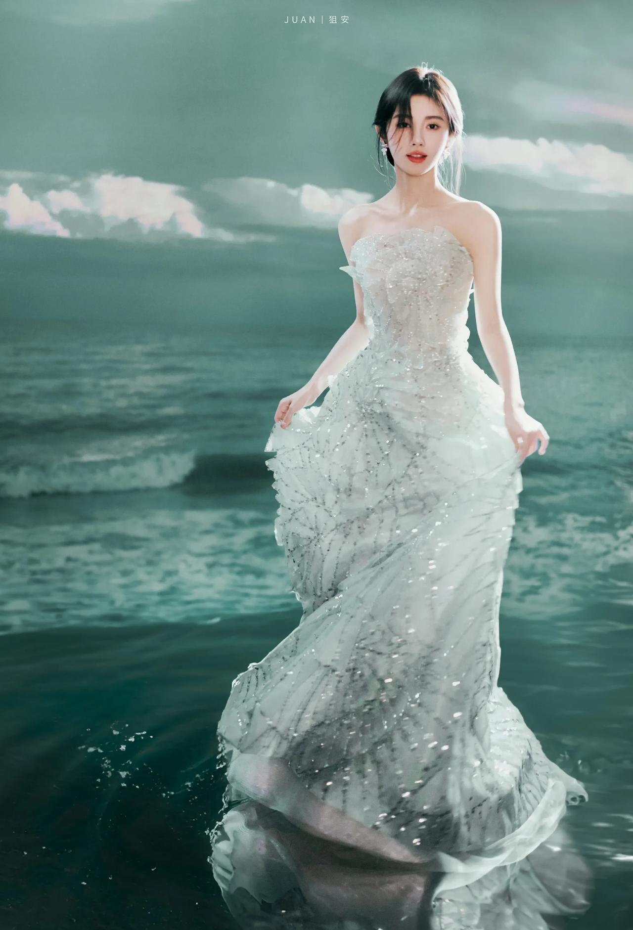 鞠婧祎薄荷绿长裙，鞠婧祎 ​​​叠羽轻扬，用可爱加冕心动。低丸子盘发搭配一袭薄荷