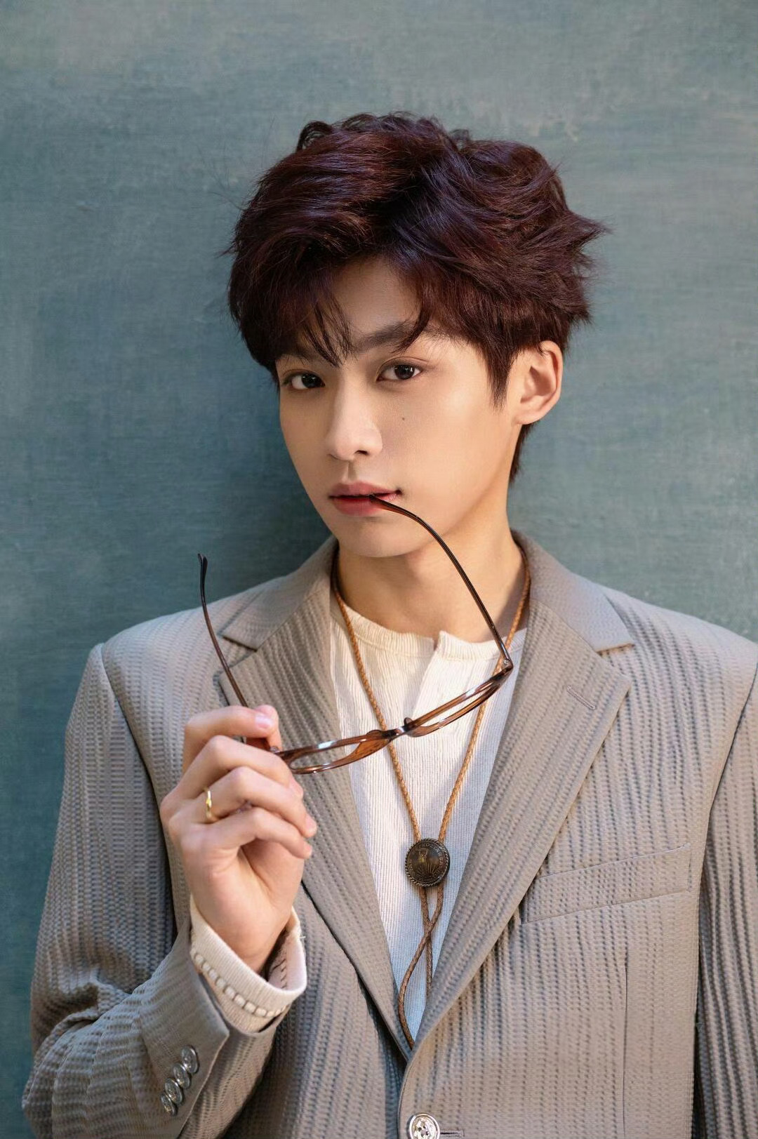 哇！梓渝的颜值用黑框眼镜都封印不了了！好帅！