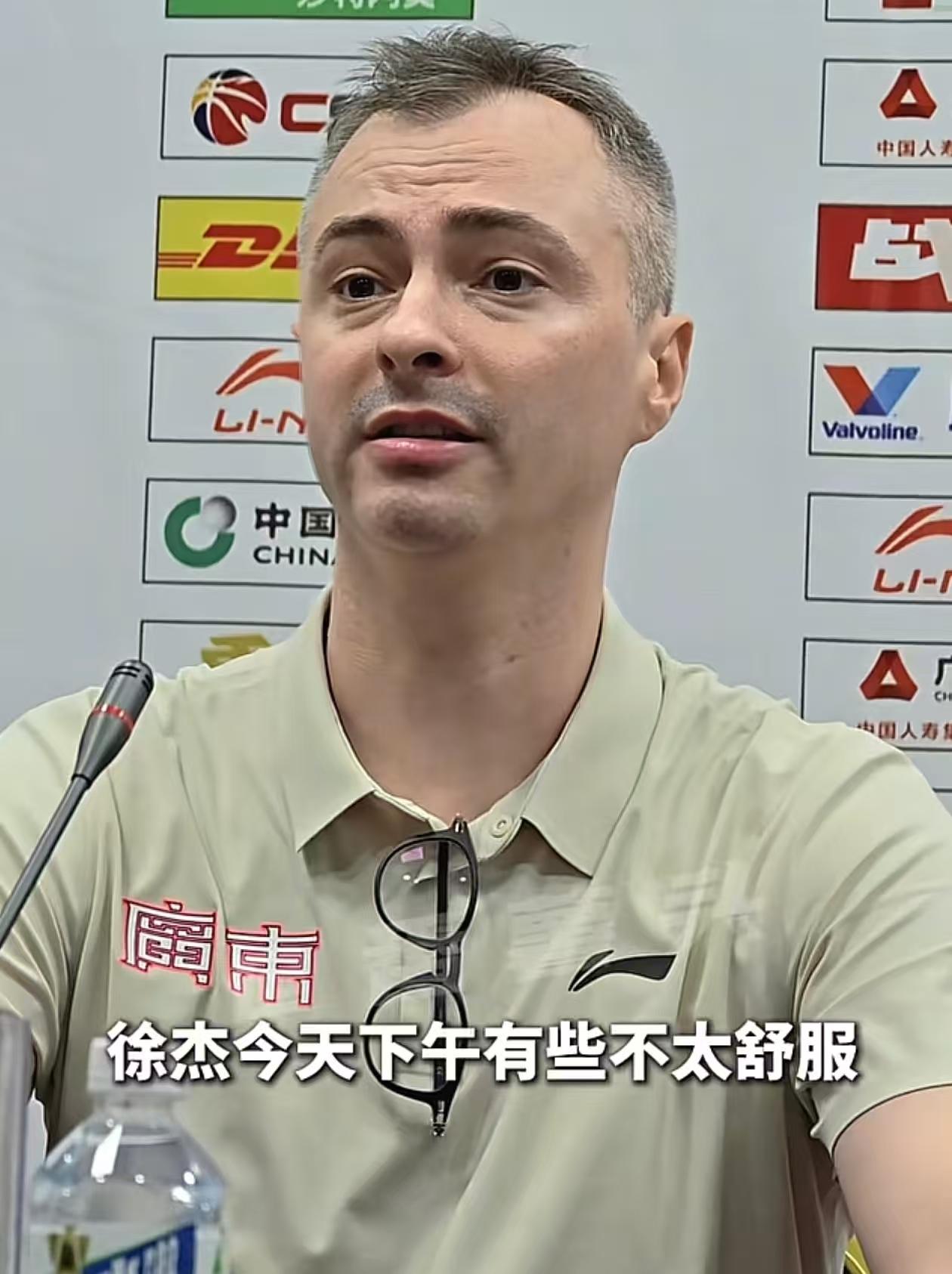 阴谋论可以歇歇！主教练亲自辟谣，徐杰缺阵是身体不舒服，跟战术无关
广东宏远收获两