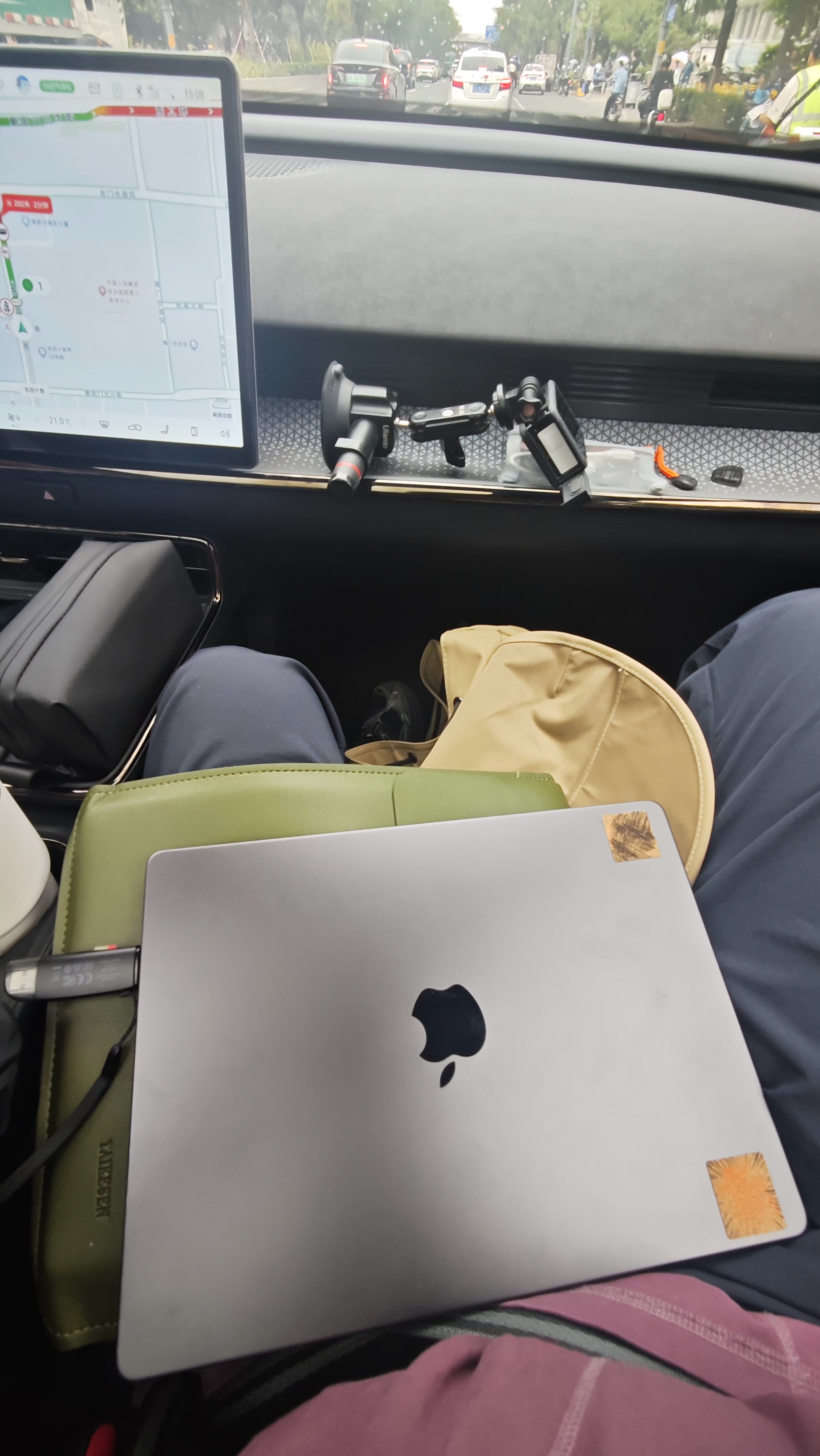 铂智3X一个设计很用心，很实用的地方，在车里放很多小的东西，都可以放到前面[耶]