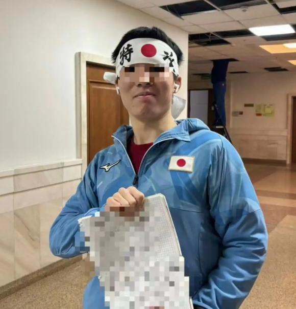 不查不知道，一查才明白，身披旭日旗的这名南京留学生，在莫斯科大学读书，一年折算下