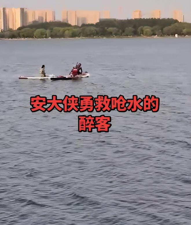 朋友在水里扑腾，岸上的人聊着天打着电话，唯一操心的是鞋别湿了。

这事儿发生在6