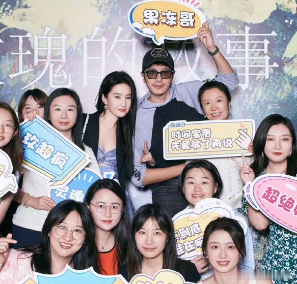 #刘亦菲挽彭冠英胳膊##刘亦菲彭冠英挽臂#刘亦菲挽彭冠英胳膊，玫瑰果冻售后太甜了