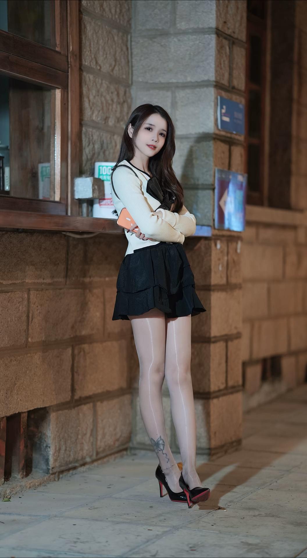 如何看待女生穿丝袜她脚上踩的哪是凡俗高跟鞋，分明是月下精灵踏云而来的琉璃盏！那双