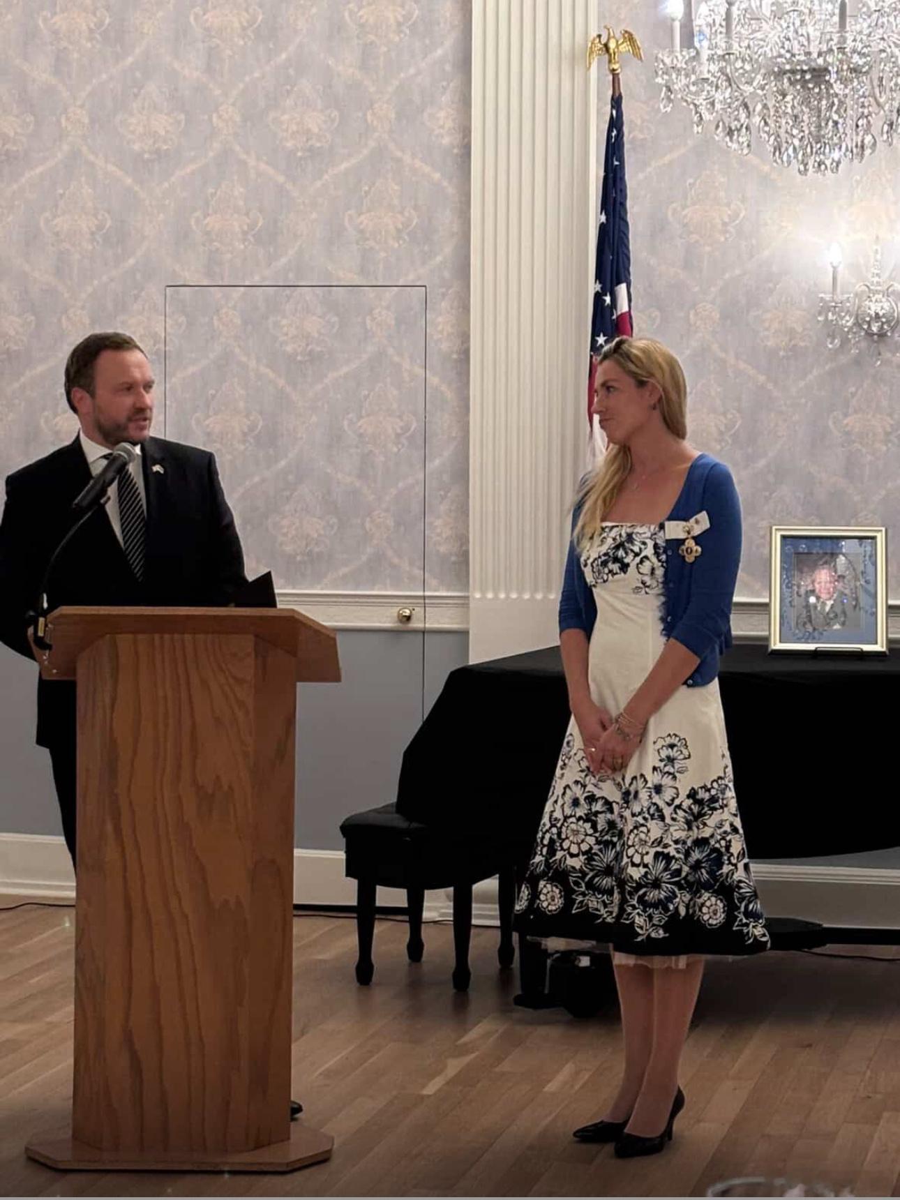 人民战塑“美人鱼”荣获爱沙尼亚荣誉勋章｜致敬全球环保行动者近日，一位以“美人鱼”