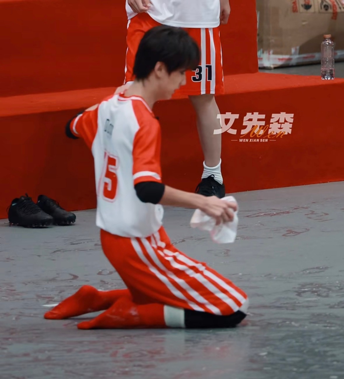 就这样滑跪过去惹 