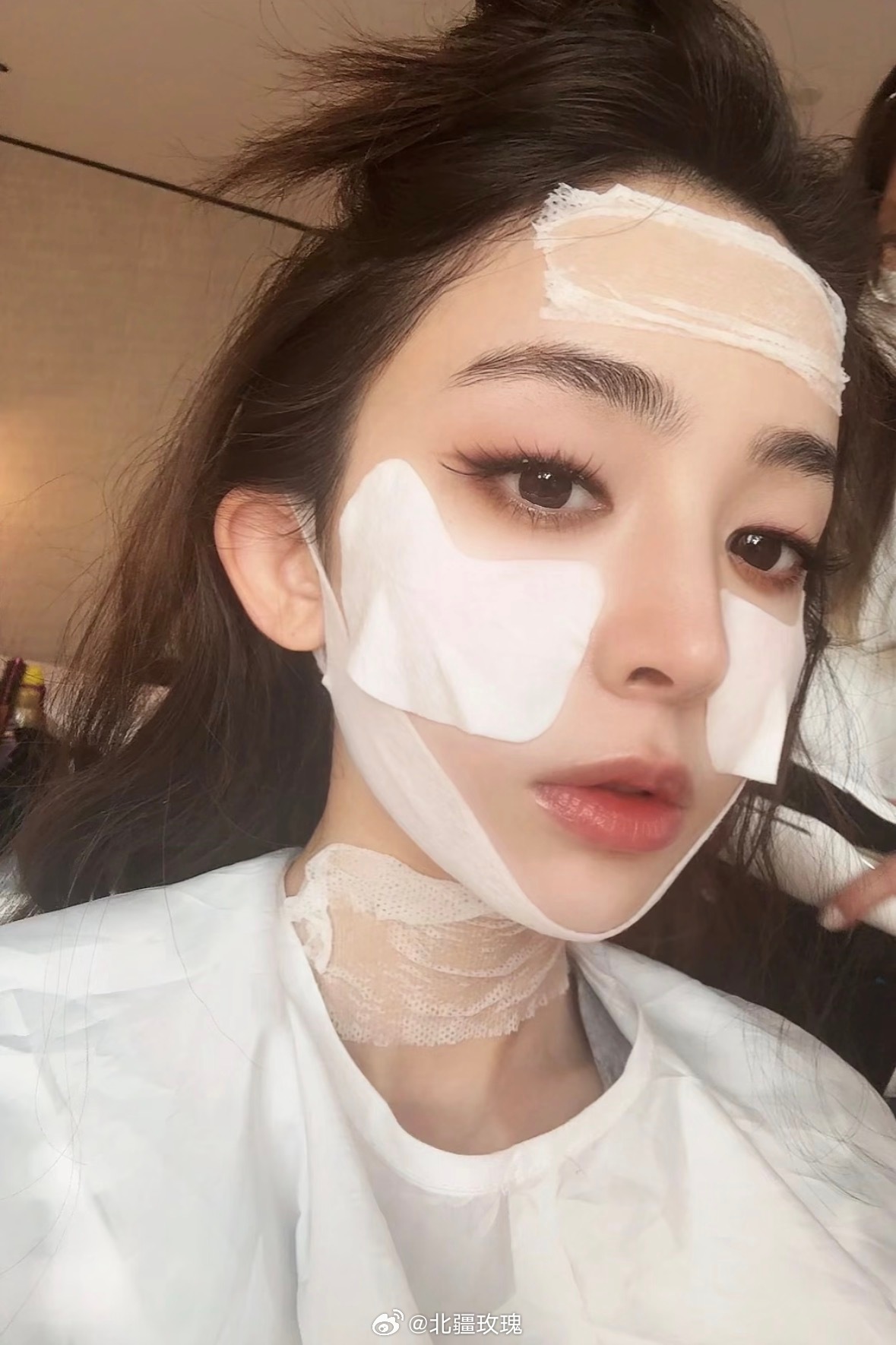 正在做妆前保湿的娜扎...唯一美神真不是白叫的，随时随地都能出片～ 