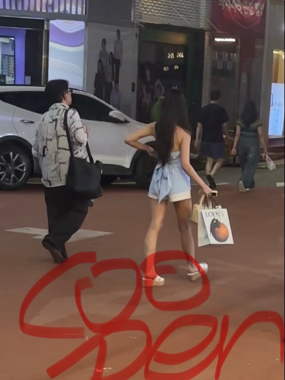 网友偶遇方时赫和他的小女友，并且包上挂着cortis ball 