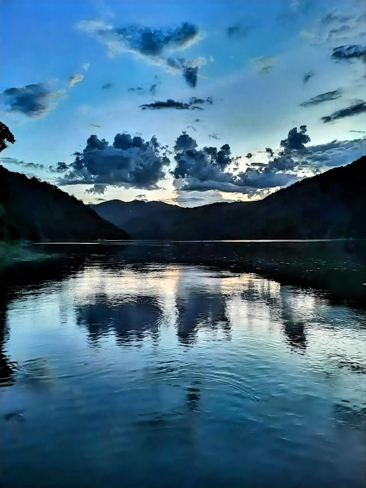 山色湖光入画来，云影天光共徘徊。在这如诗如画之境，微风轻拂湖面，泛起层层涟漪，似