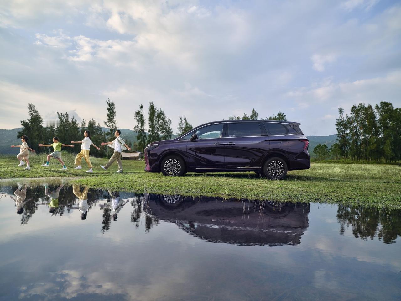 自由布局，容纳生活的百种可能
超长续航，解锁远方的无限精彩
一切设计，只为全家笑