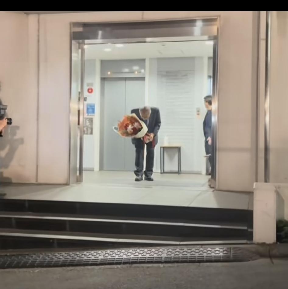 2026年诺贝尔化学奖获得主：东京理科大学
硖合宪三教授手捧鲜花献身，全程低头鞠