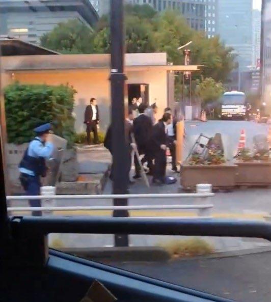 自爆车冲击首相官邸