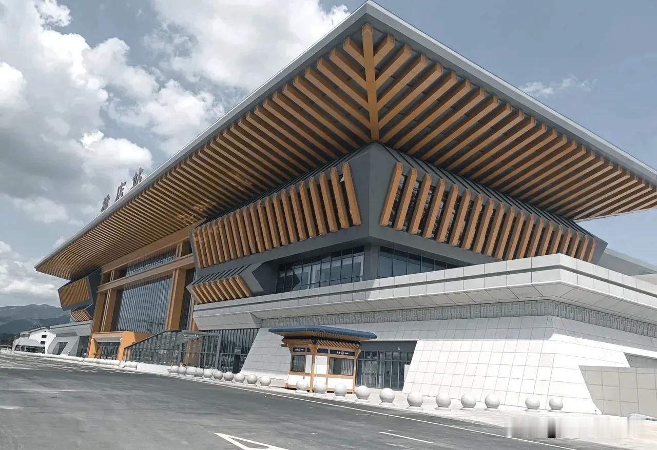 东阳市的高铁站叫横店站，给东阳带来的发展空间太大了，杭温高铁横店站的进出站人次比