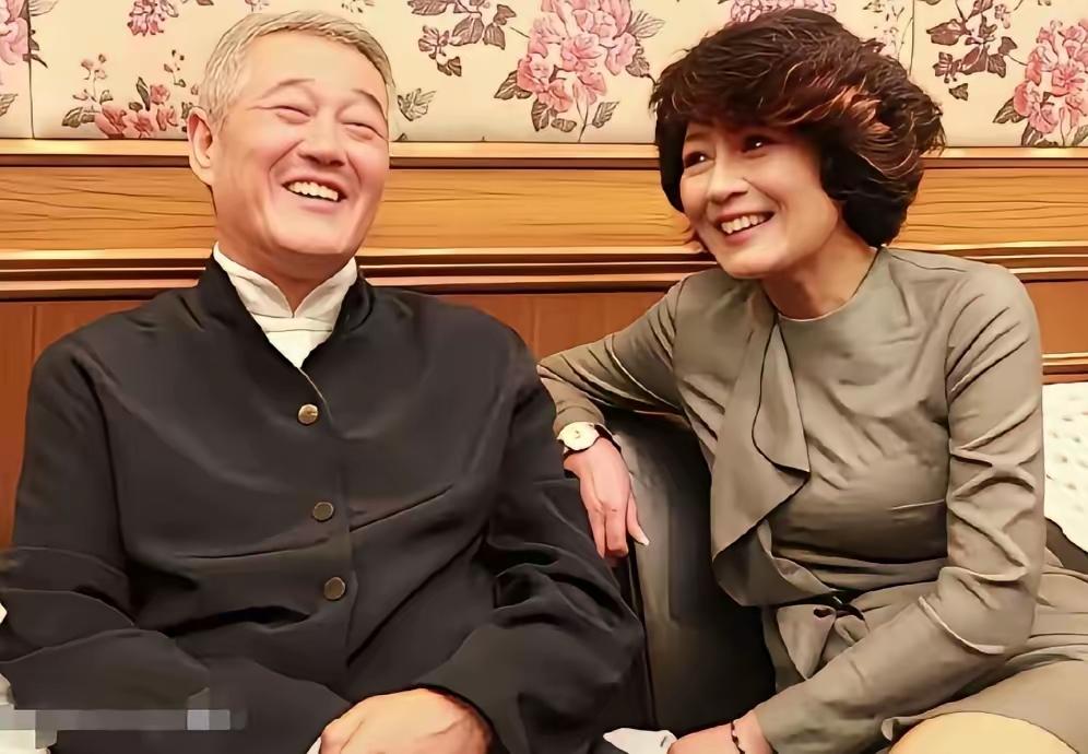 赵本山身边的美女是谁？
她的身材很苗条，她的笑容很灿烂，就算是赵本山见了都是甘拜