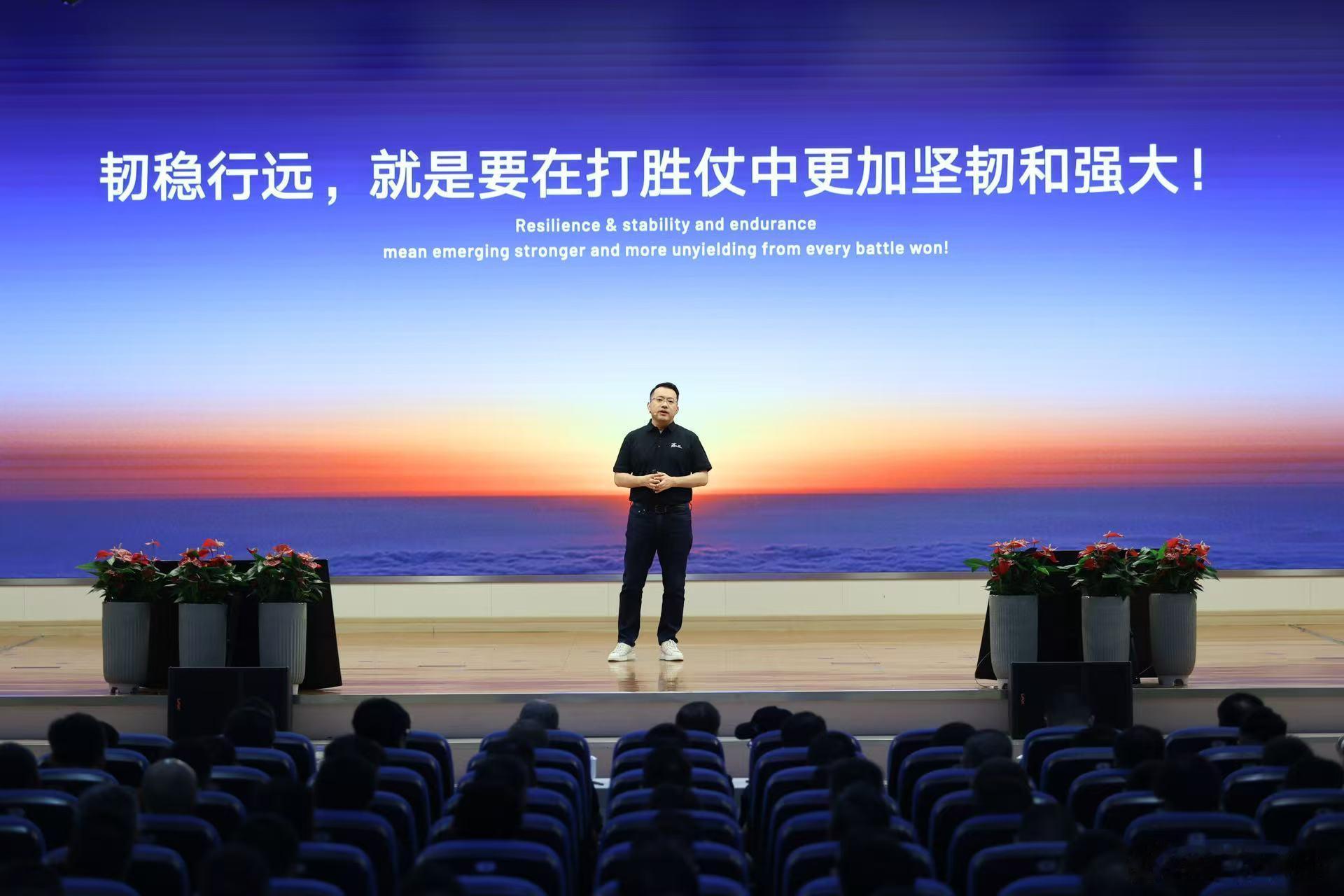 今年吉利汽车的年度目标是300万辆，上半年已经过完了，吉利星愿、星舰7等卖的不要