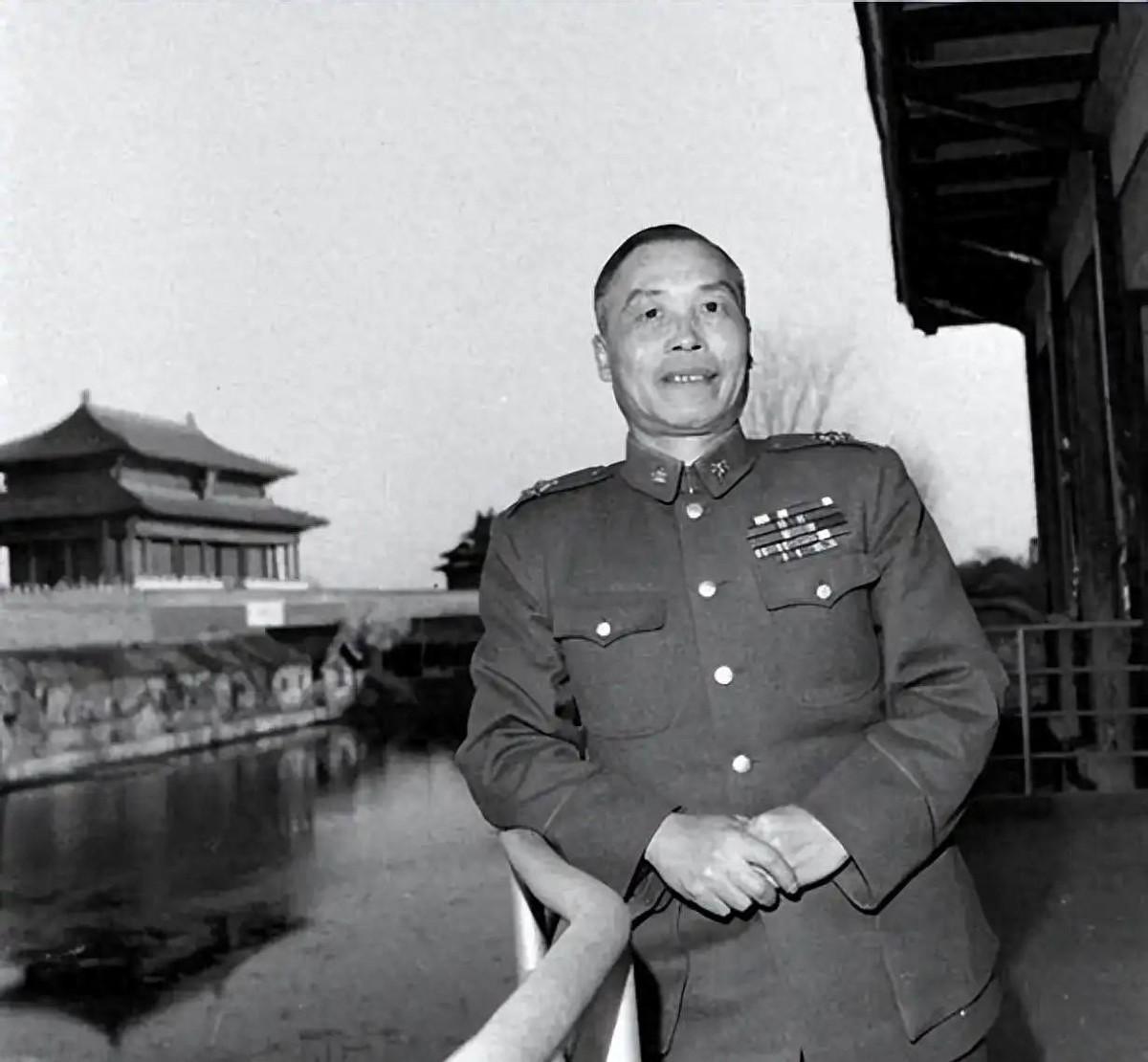 李宗仁75岁高龄迎娶27岁胡友松，新婚夜胡友松为何流泪醒来令人唏嘘？
一九六四年