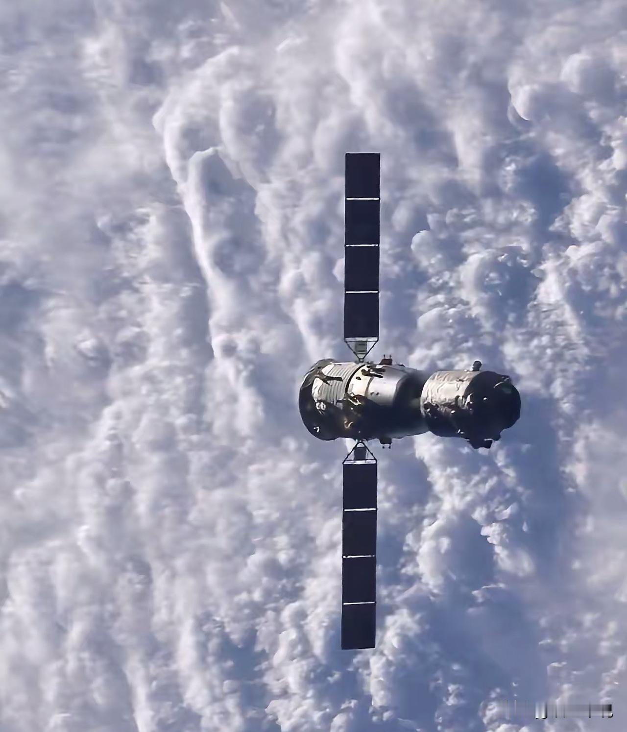 嘴炮再响，打不赢现代海战；规则再歪，挡不住中国强军。日本高官的狂言，不过是自我麻