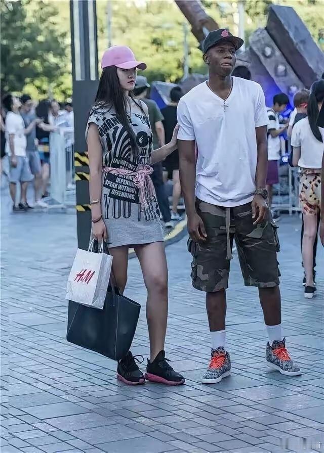 亭亭玉立长腿女孩挽着男友，有后悔的那一天，教育得失败，崇媚洋外，都不知道她们怎么