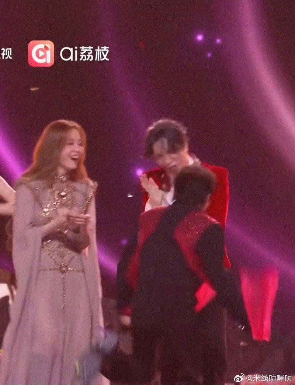 周深扭秧歌 看周深和张靓颖一起扭秧歌，感觉就像是朋友聚会时的即兴节目。没有舞台的