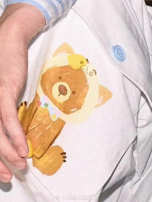 我才发现他们这个衣服上是他们自己的小熊 
