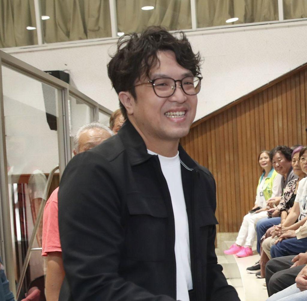沈伯洋“剪短发”参选起手式？ 街访民众狠吐槽一句
民进党台北市长人选至今尚未出炉