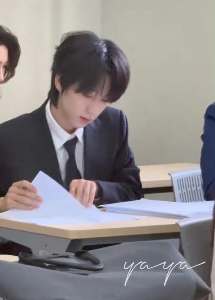 贺峻霖毕业作品是电竞主持贺峻霖毕业作品采访电竞选手花海有网友曝贺峻霖的毕业作品是