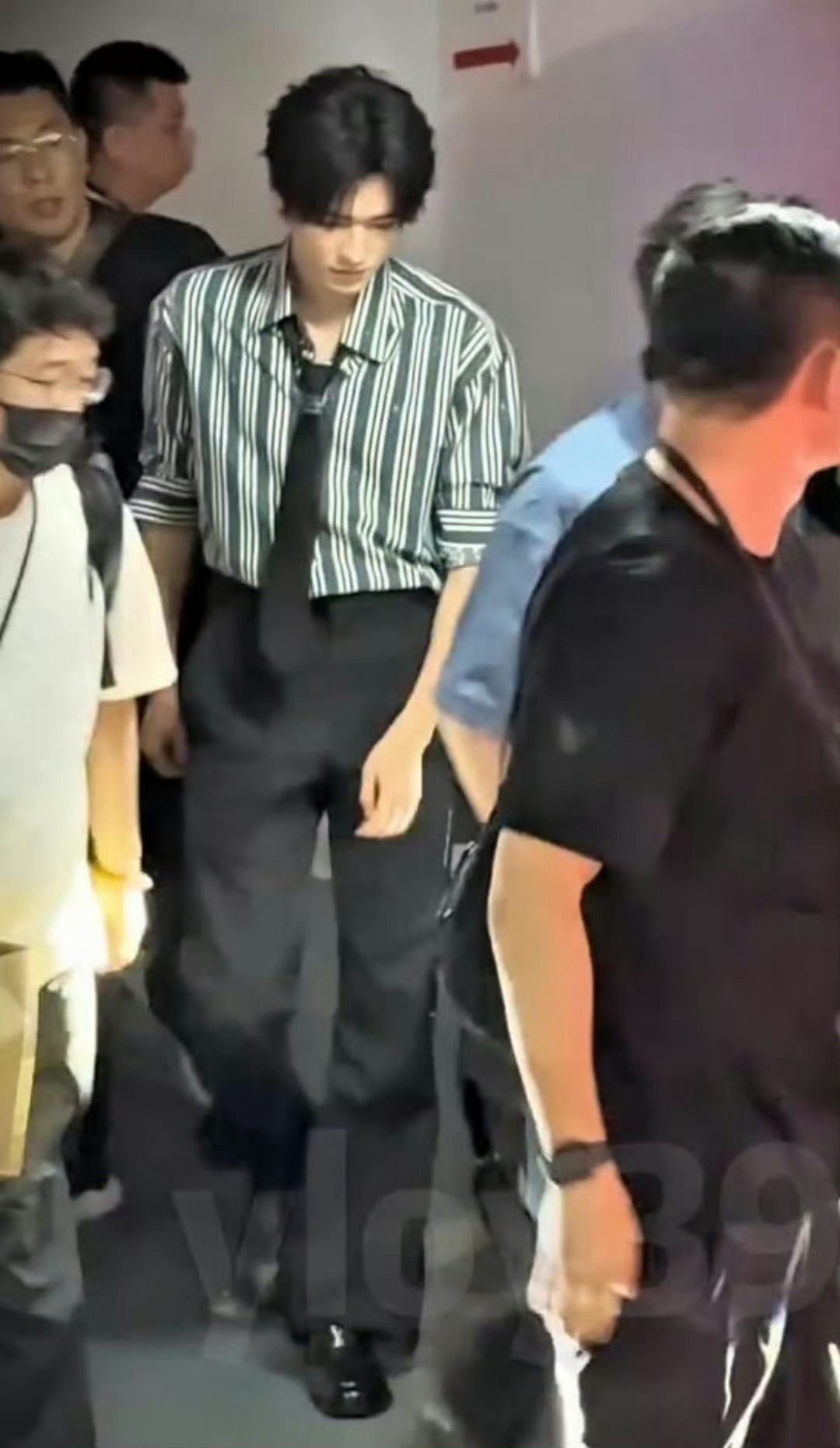 宋亚轩芭莎之夜条纹衬衫宋亚轩芭莎之夜造型 啊啊啊啊啊轩哥帅气出现🥵条纹衬衫领带
