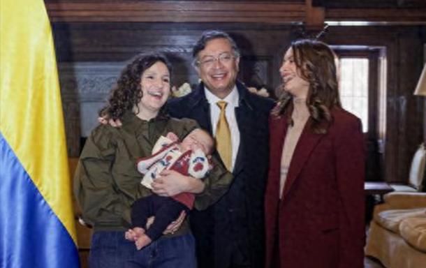 哥伦比亚总统带娃乘直升机惨遭暗杀围堵，2月10号哥伦比亚总统佩特罗，在直播的内阁