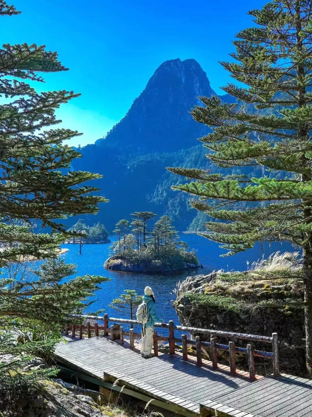 水深千尺终有底，
山耸再高顶端封。