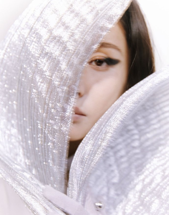 王子文超大号眼线  王子文大胆尝试超大号眼线，不仅Hold住了全场，还美出了新高