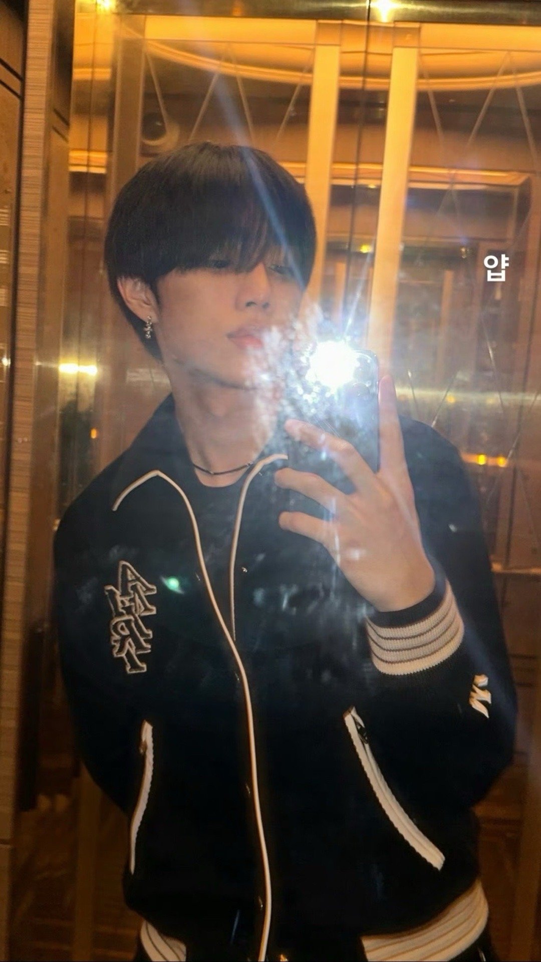 kpop男爱豆对镜自拍金善旴 