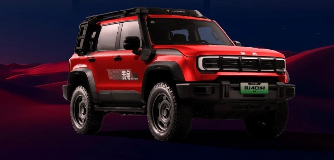 BJ40 增程赤兔标准版是真懂硬派玩家。赤兔红车漆 + 专属拉花颜值戳审美，铝合