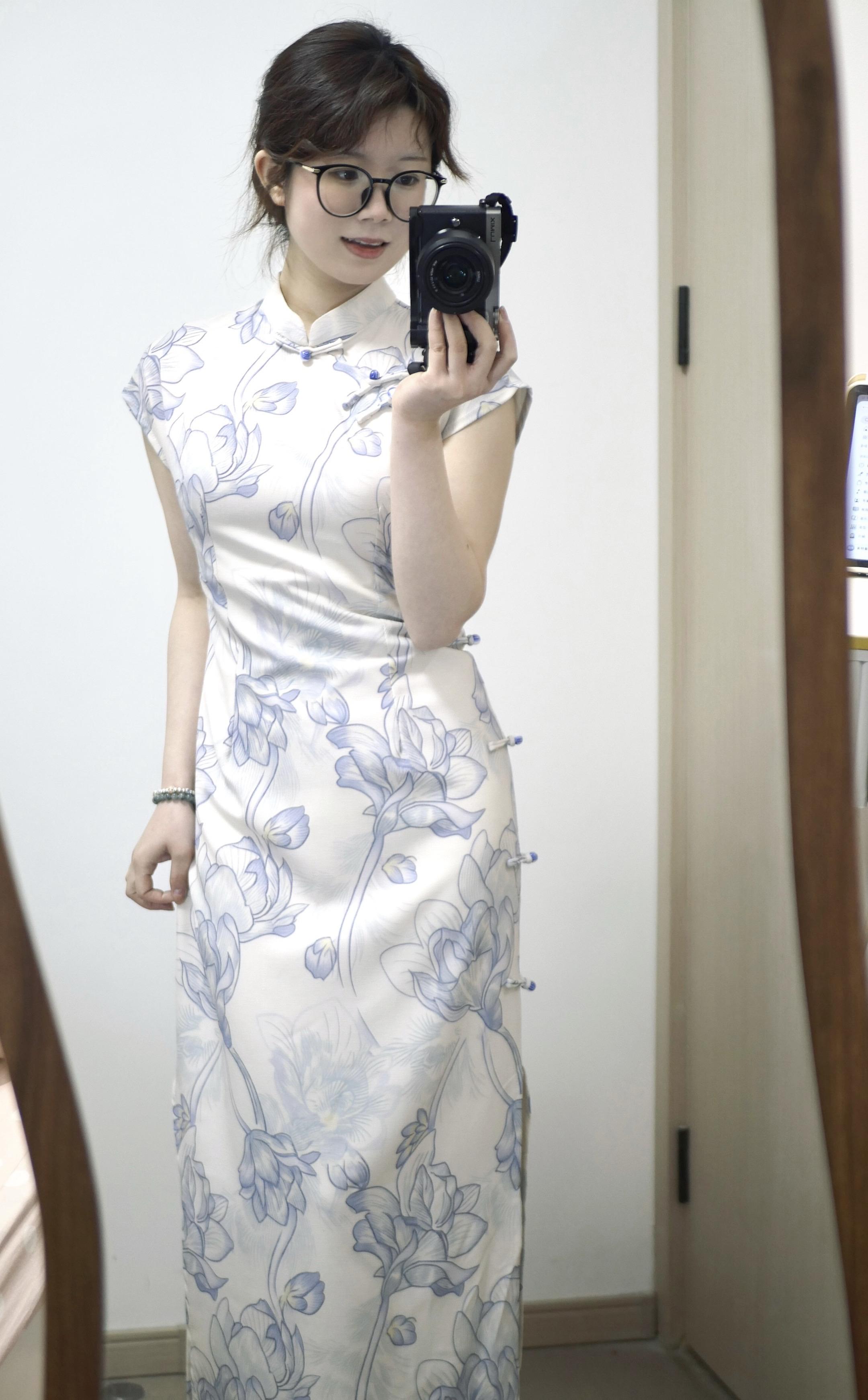 把水墨玉兰穿在身上。