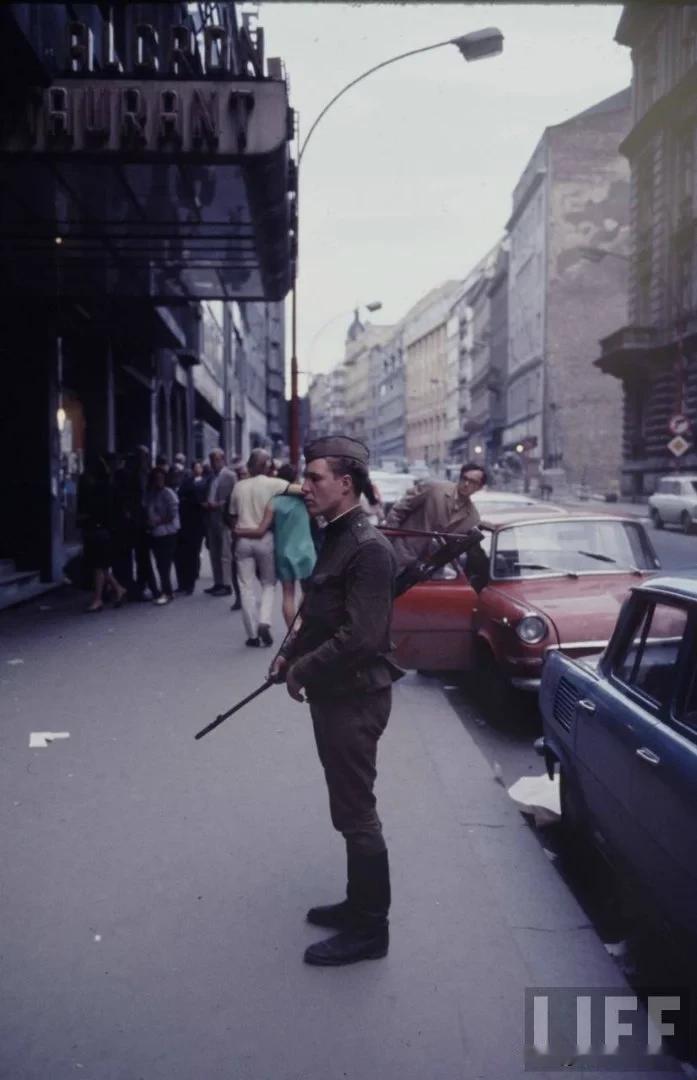 苏联军队的射手与SVD Dragunov 7.62mm半自动射手步枪在1968年