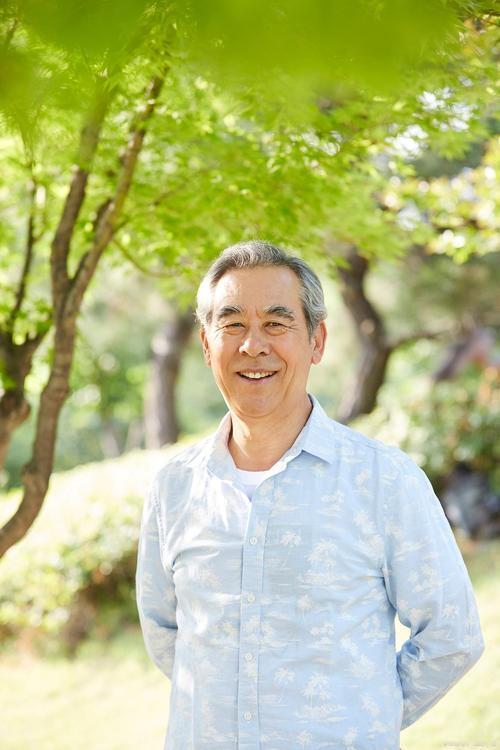 我的朋友是黑龙江省人，由于女儿在杭州工作，他也来到杭州养老。他的妻子因病在50多