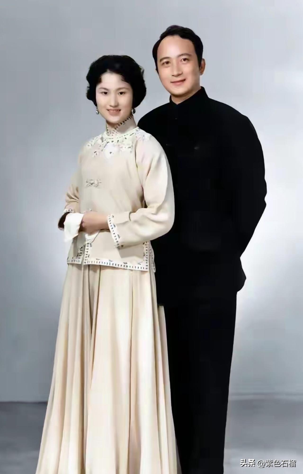 这是著名表演艺术家、配音演员孙道临与越剧演员王文娟在1962年拍摄的结婚照，二人