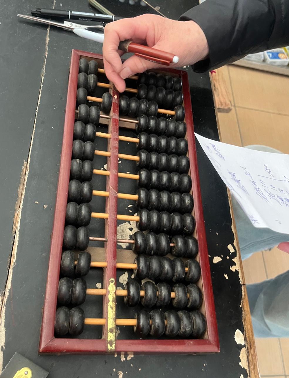 带着外婆去一家远近有名的诊所看病，老大夫上了岁数已经不坐诊了，儿子出国学医回来接