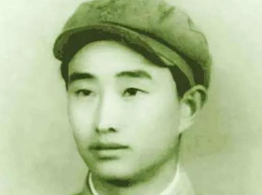 1943年，鬼子派飞机空袭八路军驻地，一名小战士按捺不住心中的怒火，抬手就是一枪