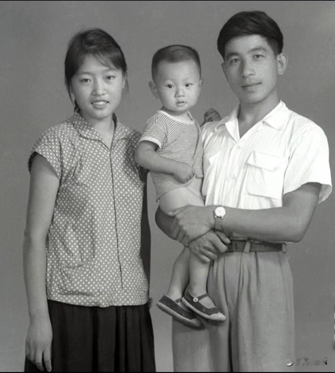 #秋日生活打卡季#人生笔记：香蕉（下）
梁东方
小时候，听父母说话，说那种互相开