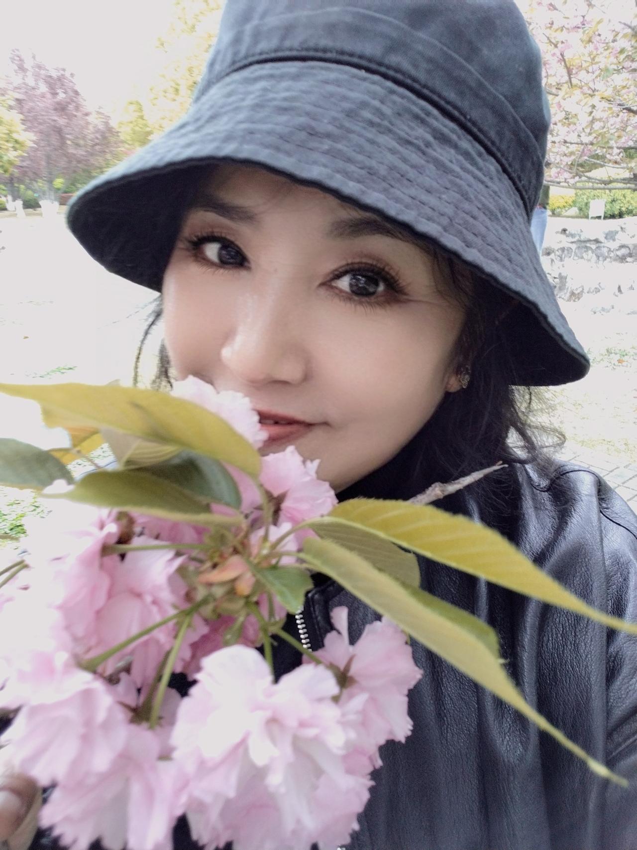 我们一生都在扮演角色，活成别人眼里的标准答案。却忘了问自己，那是否是灵魂真正的渴