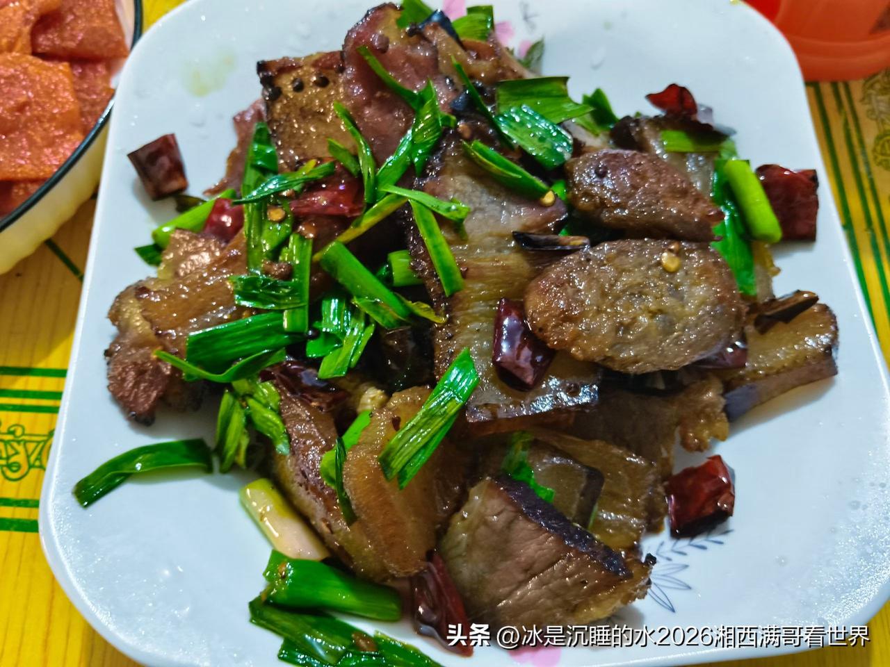 在家弄的家常菜，腊肉炒大蒜与油煎酸辣块，尤其是酸辣块特别下饭，味道不错。